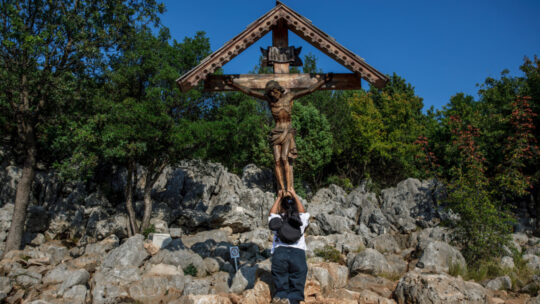 En lo alto, la Cruz de Cristo: cumbre del amor