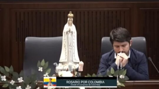 Congresistas Católicos rezan el Rosario en Colombia
