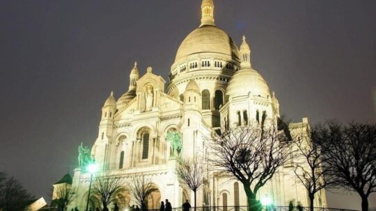 Solo la Basílica del Corazón de Jesús con luz en París