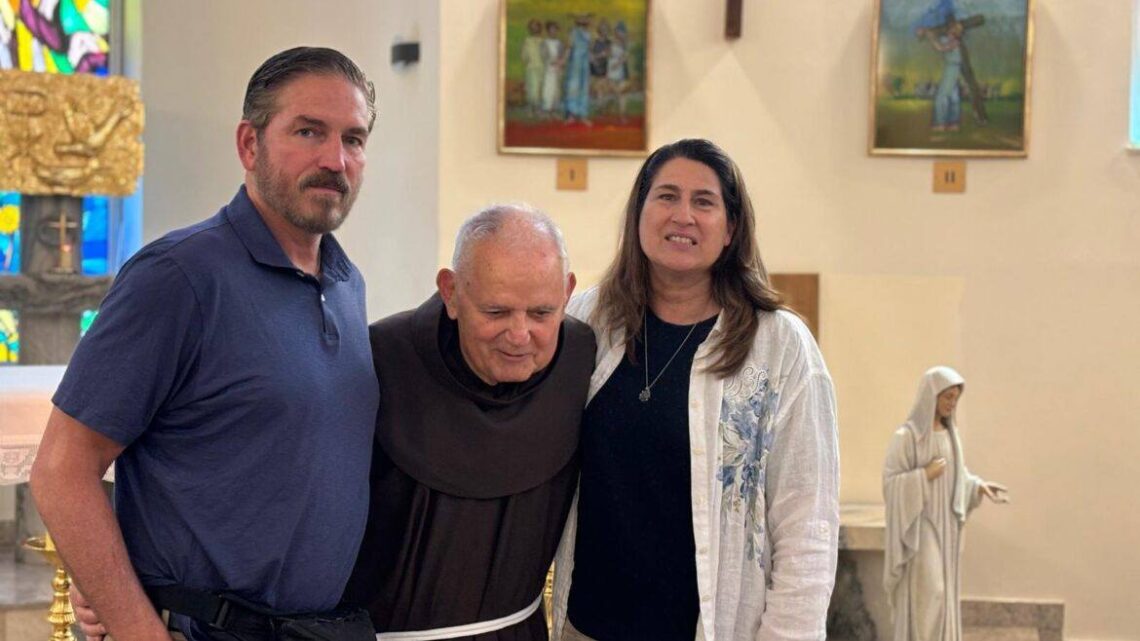 Jim Caviezel y su esposa, Kerri, visitan al Padre Jozo Zovko